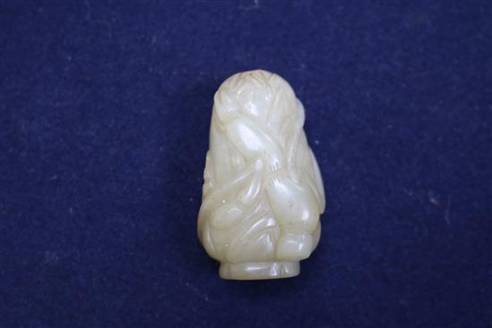 A Chinese carved hardstone snuff bottle 5.5cm